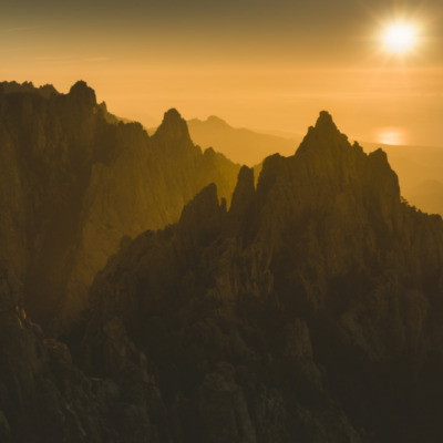 Aiguilles de Bavella au coucher de soleil drone