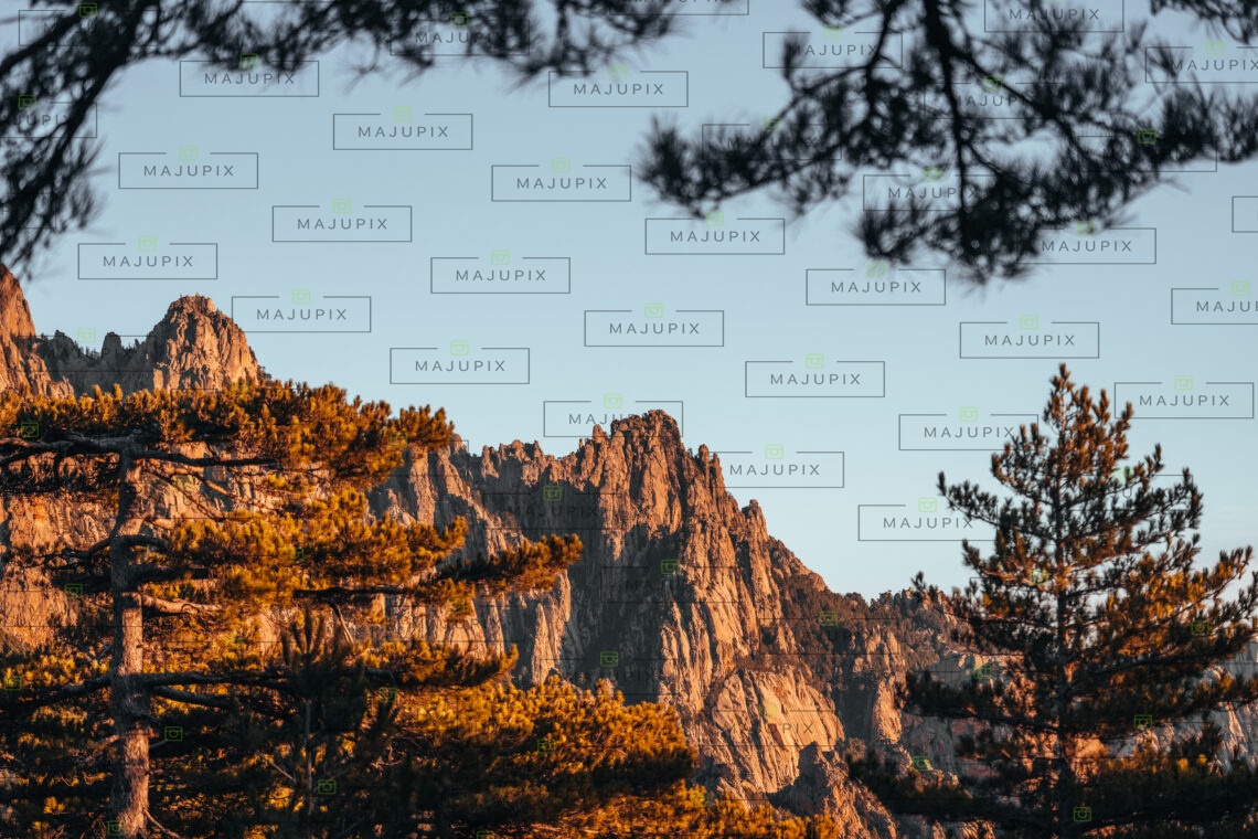 Les Aiguilles de Bavella au lever de soleil