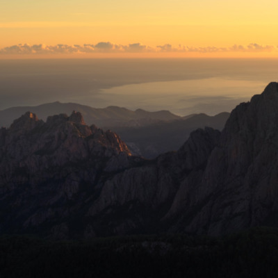 Les Aiguilles de Bavella au lever de soleil drone