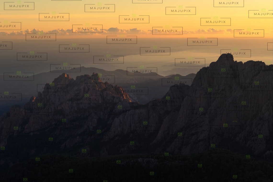 Les Aiguilles de Bavella au lever de soleil drone