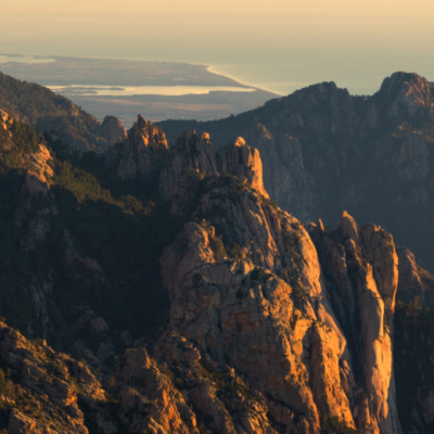 Les Aiguilles de Bavella au lever de soleil drone