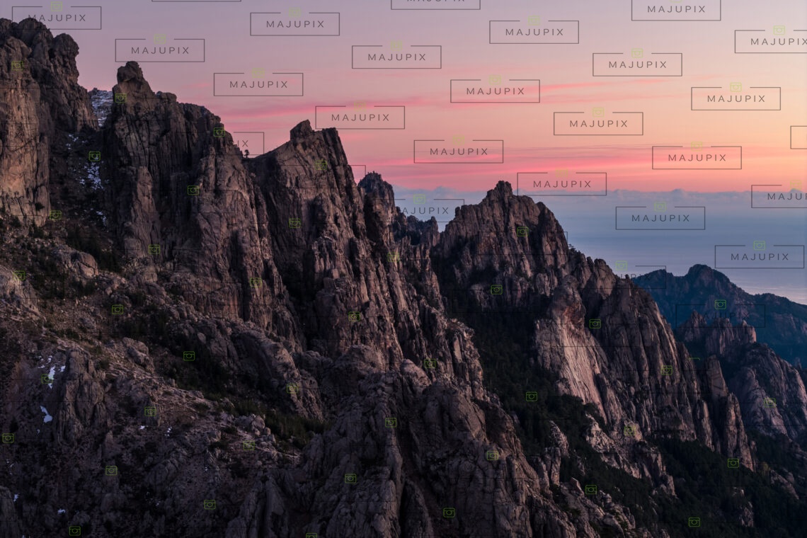 Les Aiguilles de Bavella au lever de soleil drone