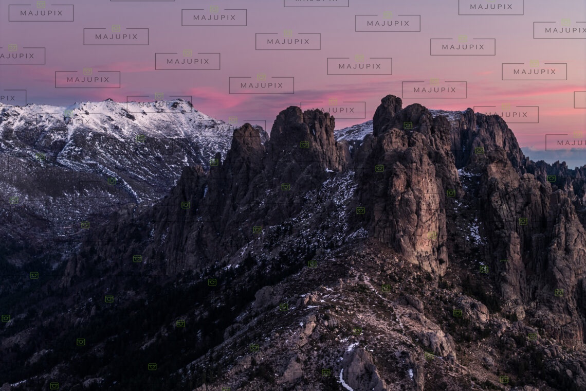 Les Aiguilles de Bavella au lever de soleil drone