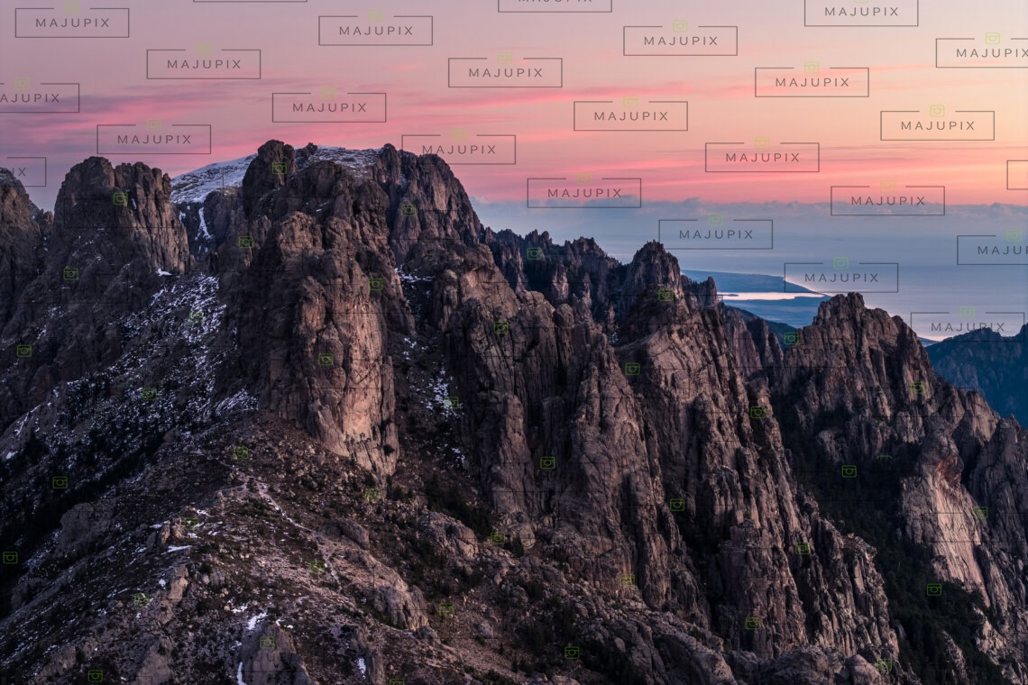 Les Aiguilles de Bavella au lever de soleil drone