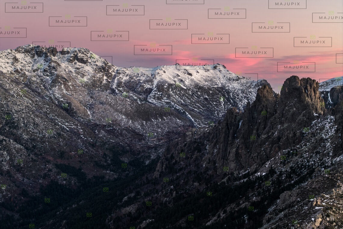 Les Aiguilles de Bavella au lever de soleil drone