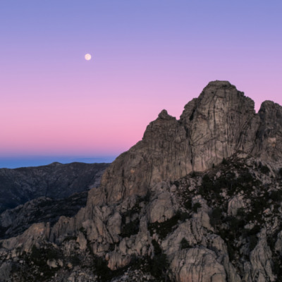 Les Aiguilles de Bavella au lever de soleil drone