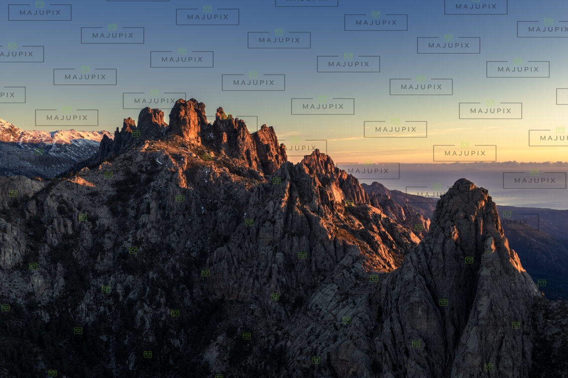 Les Aiguilles de Bavella au lever de soleil drone