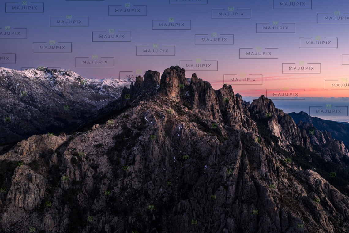 Les Aiguilles de Bavella au lever de soleil drone
