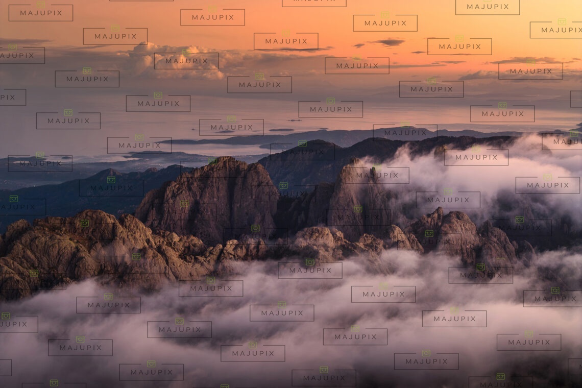 Les Aiguilles de Bavella au coucher de soleil drone