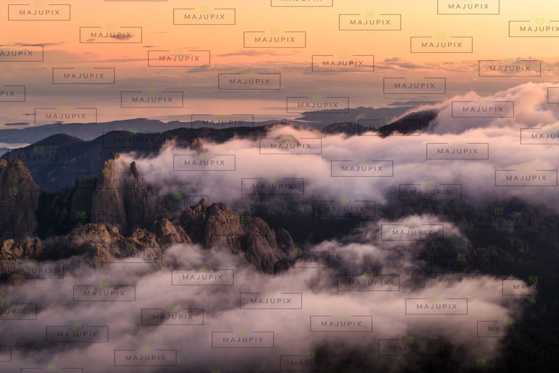 Les Aiguilles de Bavella au coucher de soleil drone