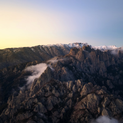 Les Aiguilles de Bavella au coucher de soleil drone