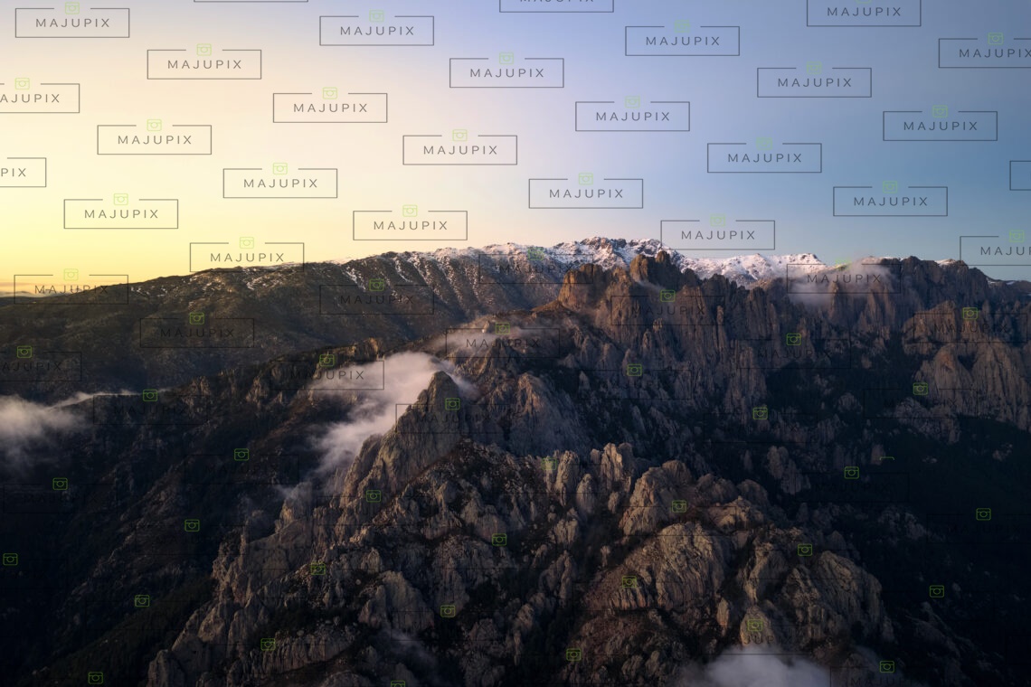 Les Aiguilles de Bavella au coucher de soleil drone