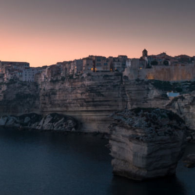 Falaises de Bonifacio au coucher de soleil drone