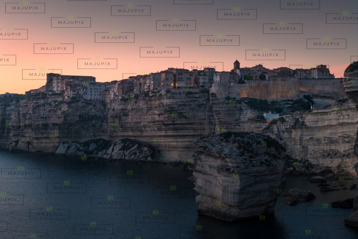 Falaises de Bonifacio au coucher de soleil drone