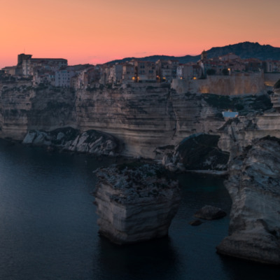 Falaises de Bonifacio au coucher de soleil drone