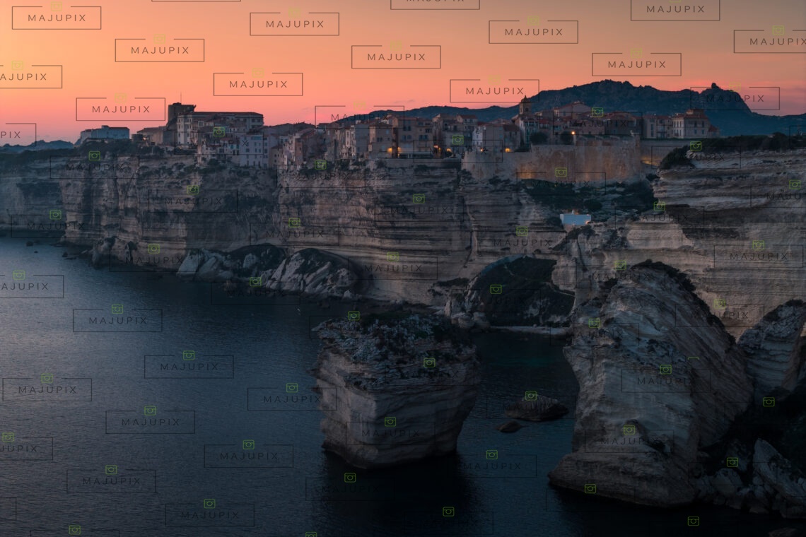 Falaises de Bonifacio au coucher de soleil drone