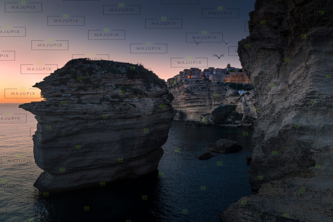 Falaises de Bonifacio au coucher de soleil drone