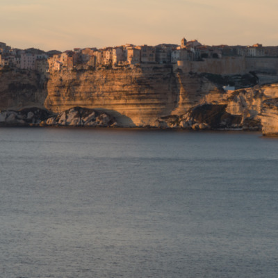 Falaises de Bonifacio au coucher de soleil drone