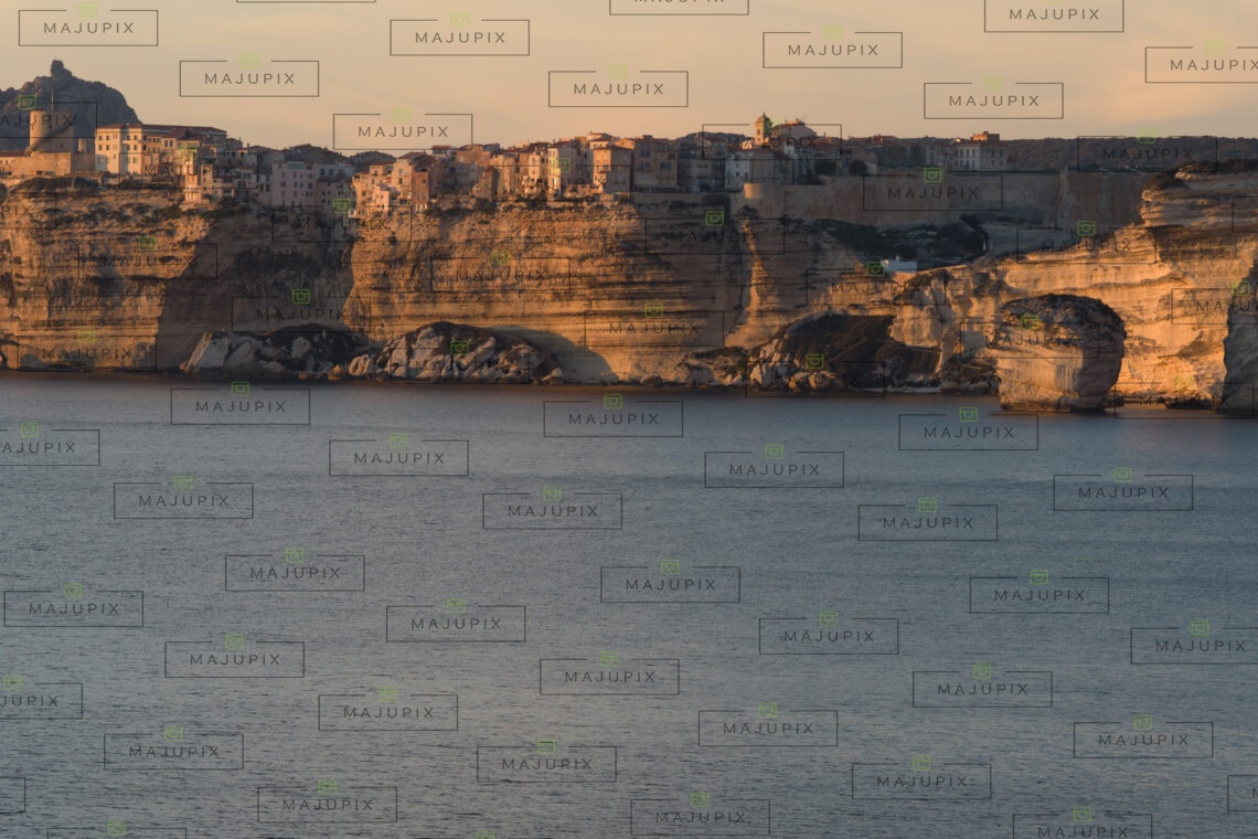 Falaises de Bonifacio au coucher de soleil drone
