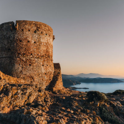 Tour génoise de Capo Rosso au coucher de soleil