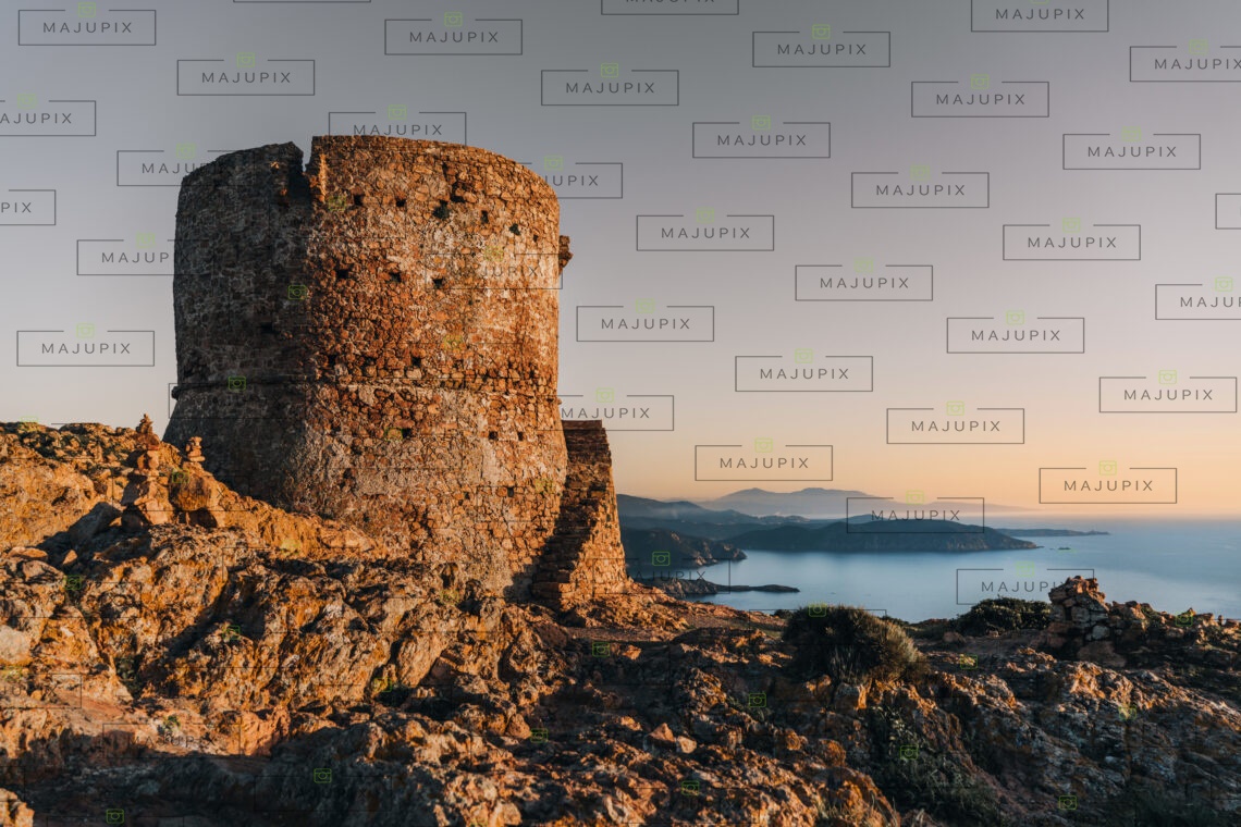 Tour génoise de Capo Rosso au coucher de soleil