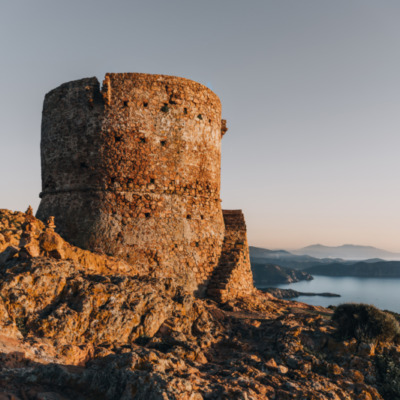 Tour génoise de Capo Rosso au coucher de soleil