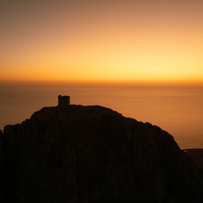 Tour génoise de Capo Rosso au coucher de soleil drone