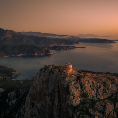 Tour génoise de Capo Rosso au coucher de soleil drone