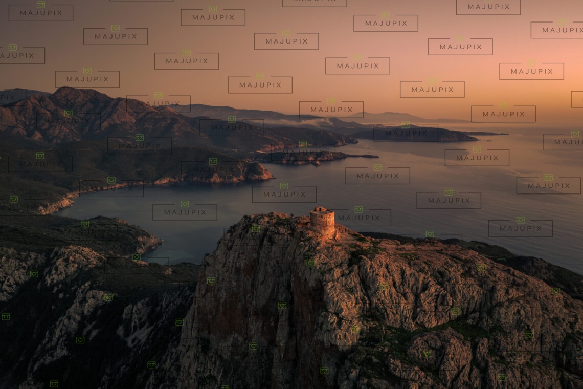Tour génoise de Capo Rosso au coucher de soleil drone