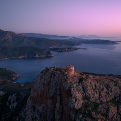 Tour génoise de Capo Rosso au coucher de soleil drone