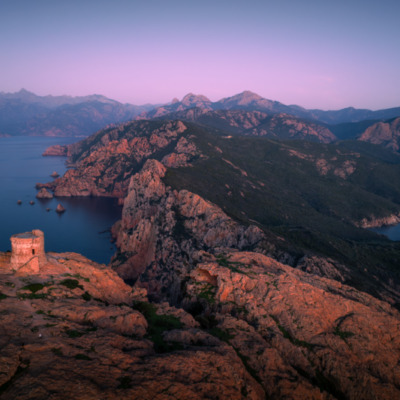 Tour génoise de Capo Rosso au coucher de soleil drone