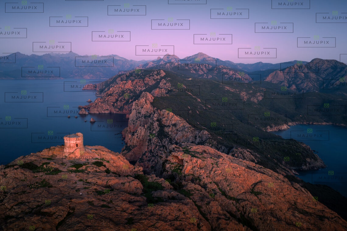Tour génoise de Capo Rosso au coucher de soleil drone