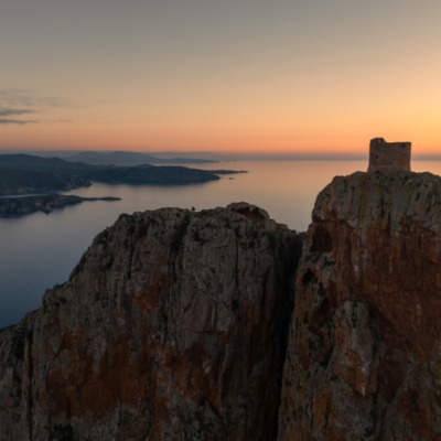 Tour génoise de Capo Rosso au coucher de soleil drone