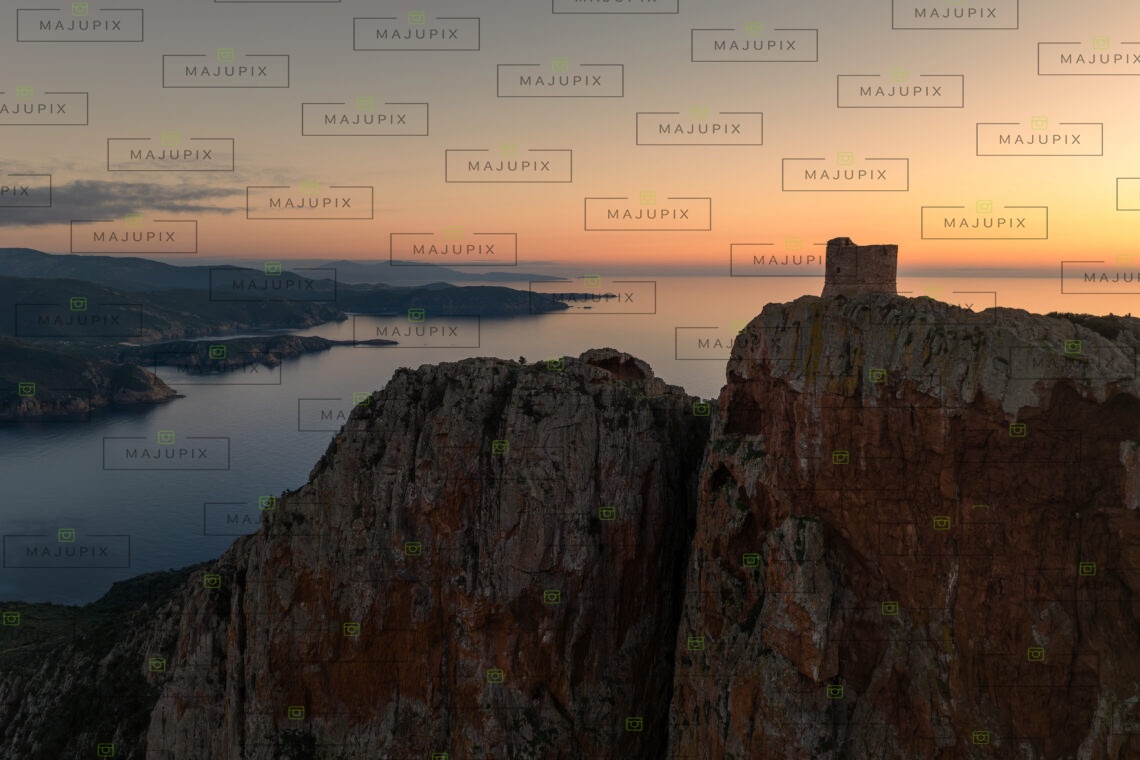 Tour génoise de Capo Rosso au coucher de soleil drone