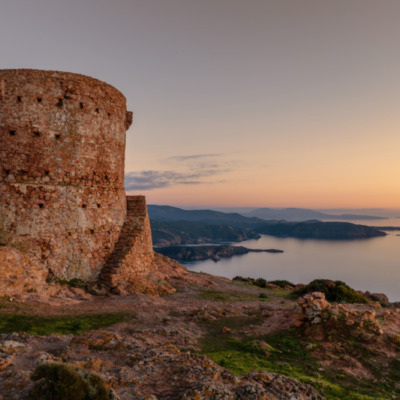 Tour génoise de Capo Rosso au coucher de soleil drone