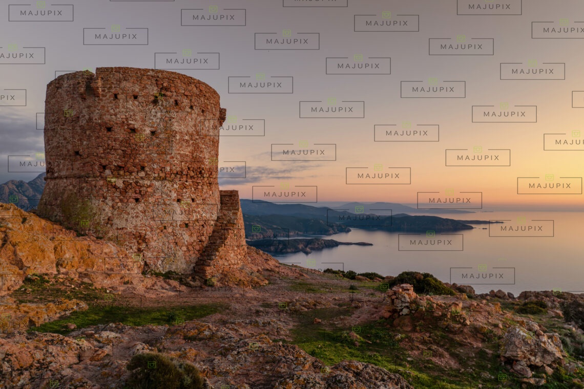 Tour génoise de Capo Rosso au coucher de soleil drone