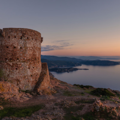 Tour génoise de Capo Rosso au coucher de soleil drone