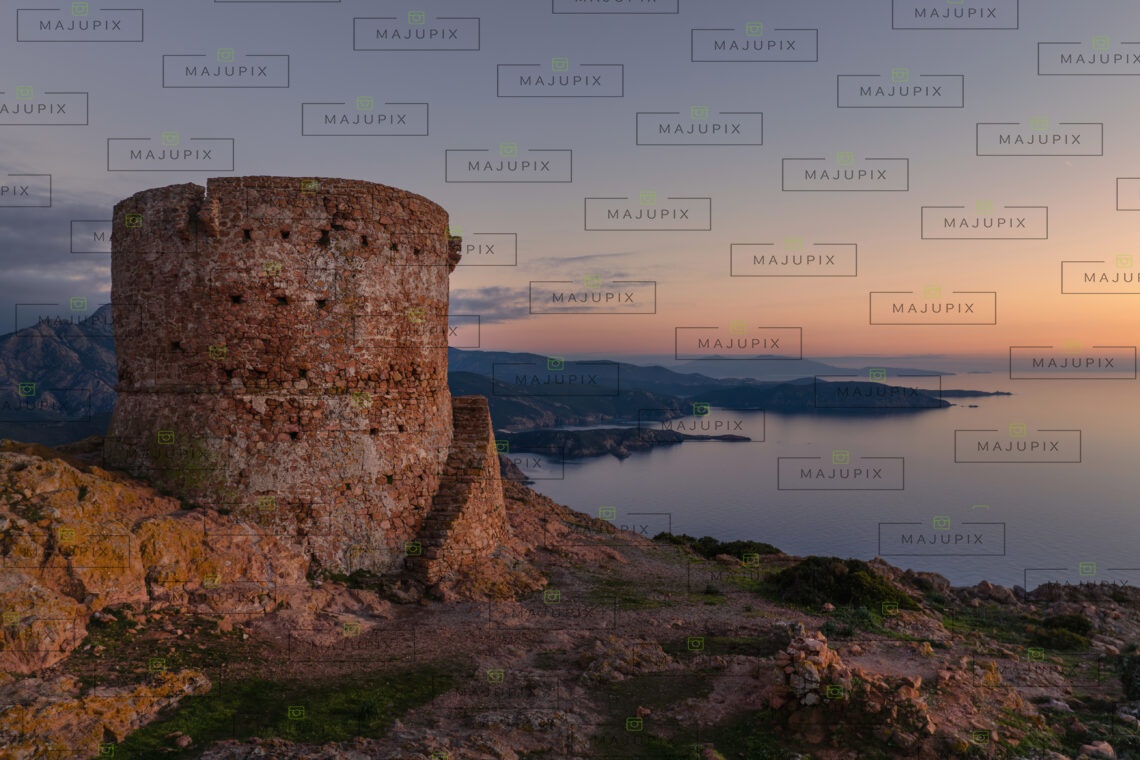 Tour génoise de Capo Rosso au coucher de soleil drone