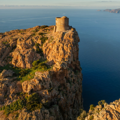 Tour génoise de Capo Rosso au coucher de soleil drone