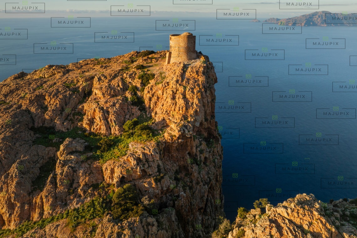 Tour génoise de Capo Rosso au coucher de soleil drone