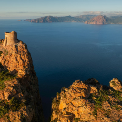 Tour génoise de Capo Rosso au coucher de soleil drone