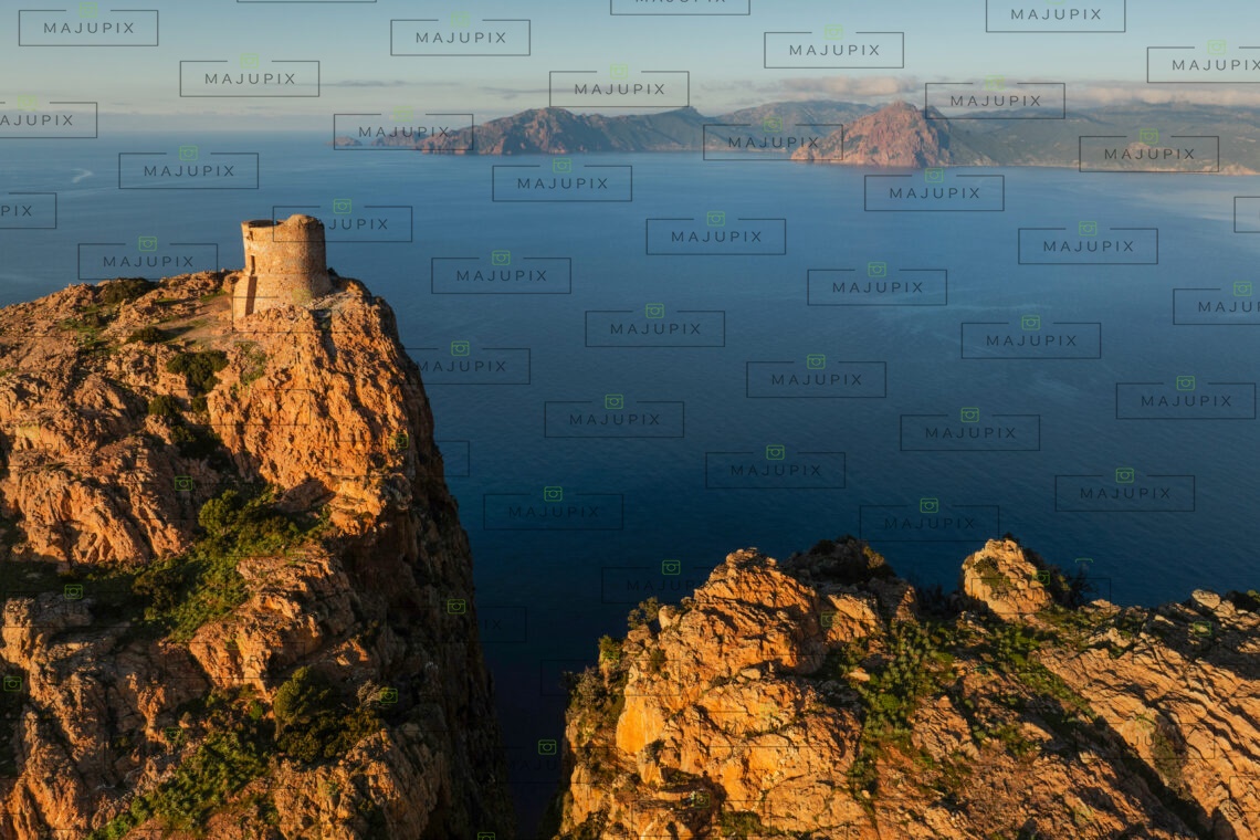 Tour génoise de Capo Rosso au coucher de soleil drone