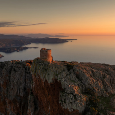 Tour génoise de Capo Rosso au coucher de soleil drone