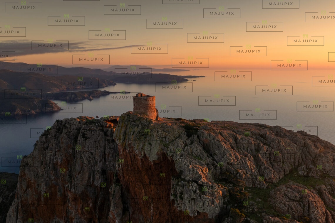 Tour génoise de Capo Rosso au coucher de soleil drone