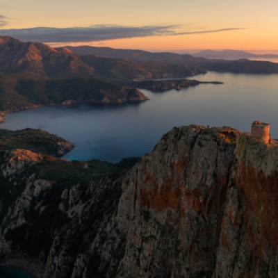 Tour génoise de Capo Rosso au coucher de soleil drone