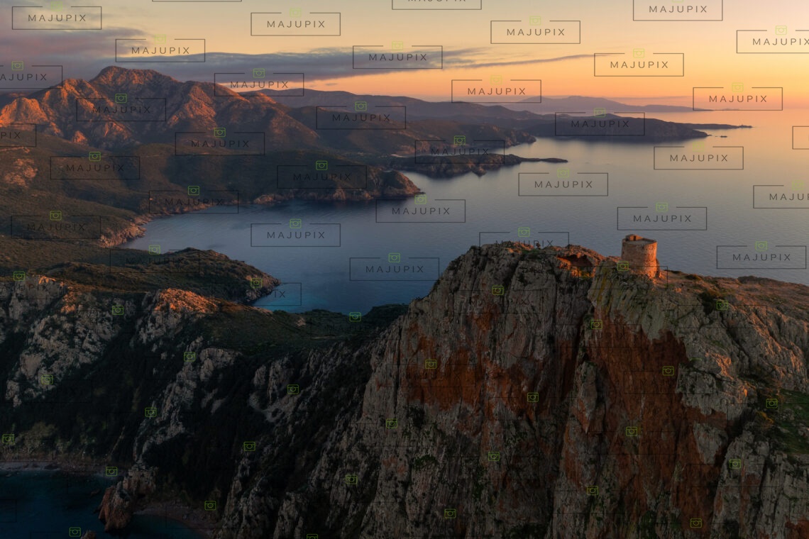 Tour génoise de Capo Rosso au coucher de soleil drone