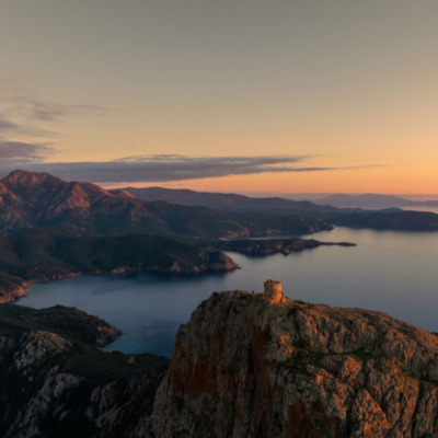 Tour génoise de Capo Rosso au coucher de soleil drone