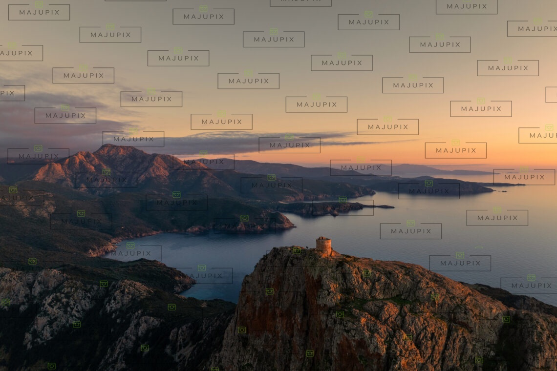 Tour génoise de Capo Rosso au coucher de soleil drone