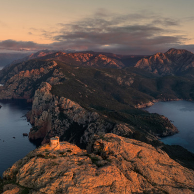 Tour génoise de Capo Rosso au coucher de soleil drone