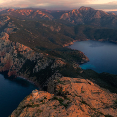 Tour génoise de Capo Rosso au coucher de soleil drone